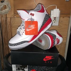 ( NEVER EVER DID I TAKE A STROLL) I tried them on JORDAN RETRO 3 FIRE REDS!!!